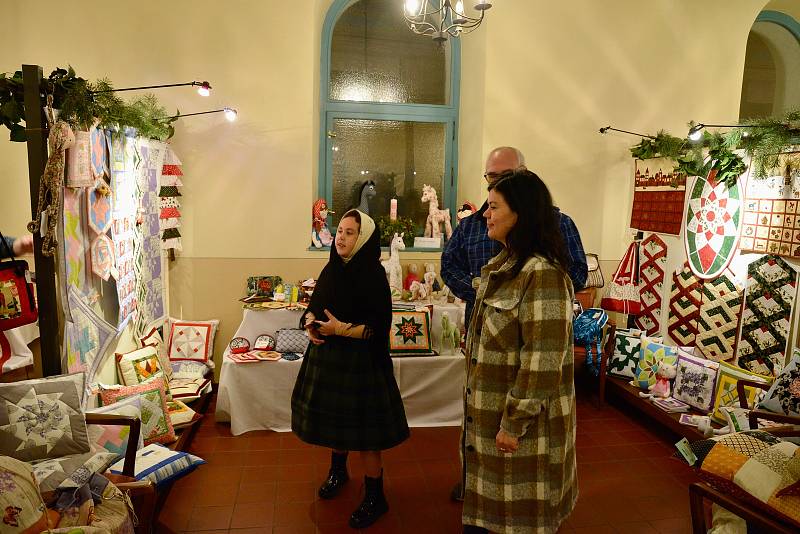 Z vernisáže tradiční adventní výstavy patchworku v břeclavské synagoze.