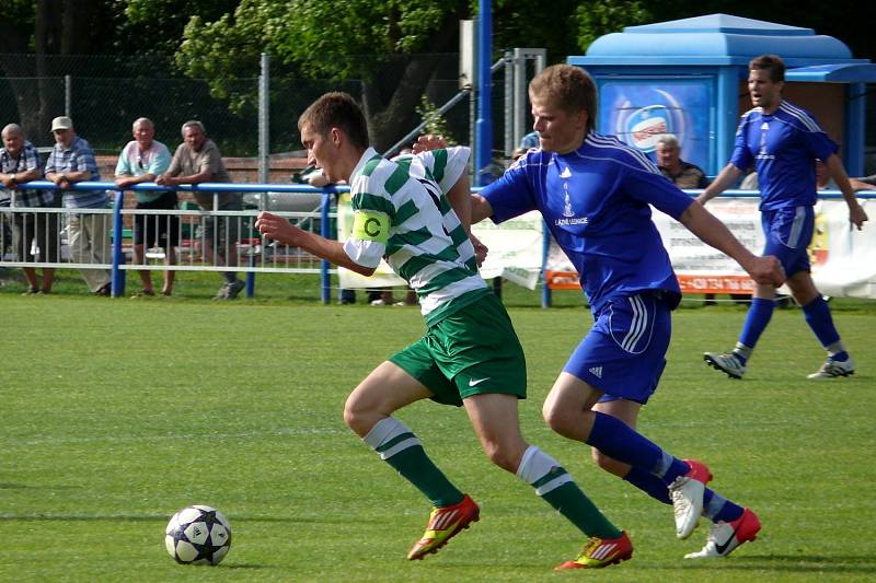 Ledničtí fotbalisté (v modrém) po poločase otočili zápas s Bořeticemi.