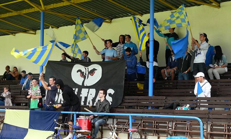 Mladí břeclavští fotbalisté měli na svém nedělním zápase nebývale velkou diváckou podporu.