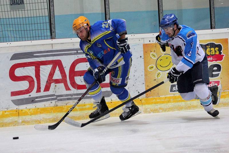 Břeclavští hokejisté (v modrém) doma zdolali Valašské meziříčí 4:2.