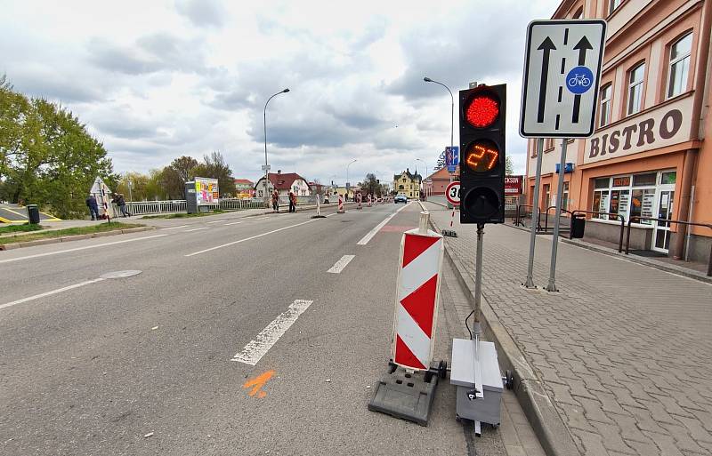 V centru Břeclavi komplikuje provoz oprava mostu přes řeku Dyji. Hotovo má být v polovině května.