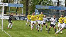 Fotbalisté břeclavského MSK (v bílých dresech) podlehli na domácím hřišti Velké Bíteši 0:3.