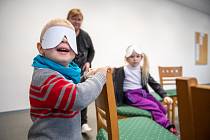 Děti zjišťují, jaký je svět jejich kamarádů se zrakovým postižením. Ilustrační snímek.