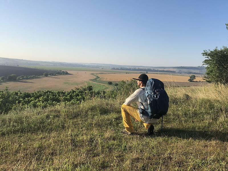 Turista v kroji Marek Šalanda na svém putování Slováckem.