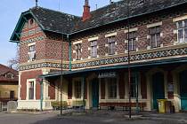 Historické budovy nádraží v Lednici a Poštorné s typickou dekorativní fasádou z glazovaných cihel z lichtenštejnské keramičky v Poštorné budou mít nového majitele.