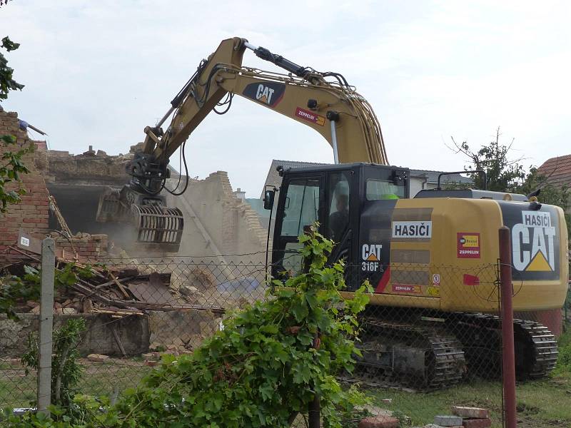 Demolice v Hruškách.