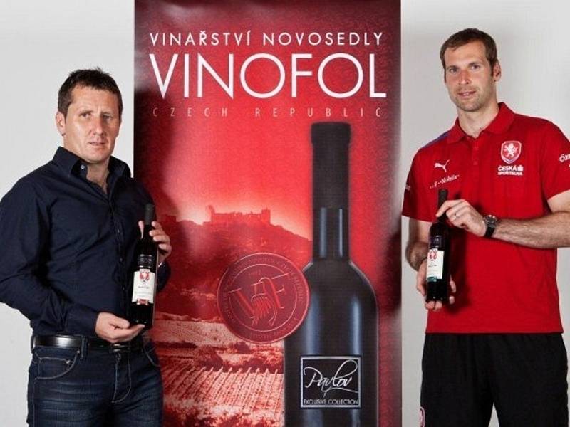 Fotbalový brankář Petr Čech si oblíbil červená vína z vinařství Vinofol v Novosedlech. Na snímku stojí společně s jednatelem novosedelského vinařství Pavlem Foltýnem. Ten před pár dny předával gólmanovi londýnské Chlesea cenu v anketě Zlatý míč.