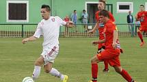 Fotbalisté Lanžhota (v bílém) ubránili proti Mikulovu nejtěsnější vedení a postup v krajském poháru. 