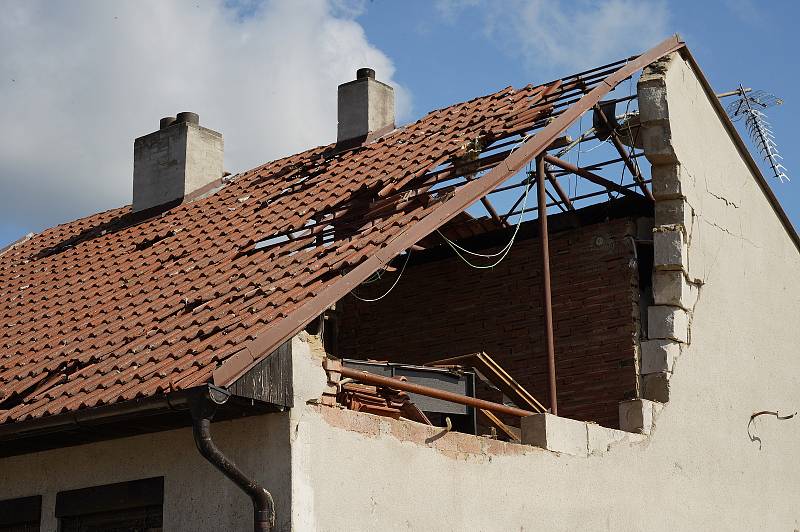 Katastrofa na jižní Moravě. Moravská Nová Ves na Břeclavsku den po řádění ničivého tornáda.