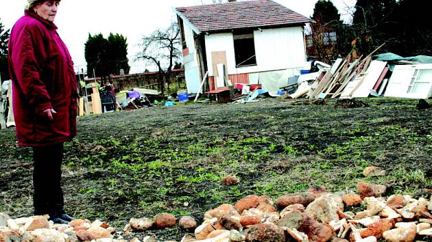 Na pozemek města za tři týdny přibyly čtyři hromady starého chleba. Zahrádkáři mohou jen přihlížet. 