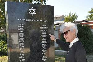 Památník hustopečských rodin je vzpomínkou na židovskou komunitu na obnoveném hřbitově.