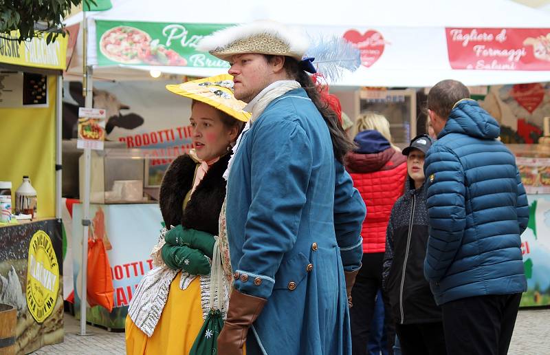 Trávník na zámku ve Valticích ozdobila velikonoční vejce, na zámecké louce se uskutečnil rokokový piknik.