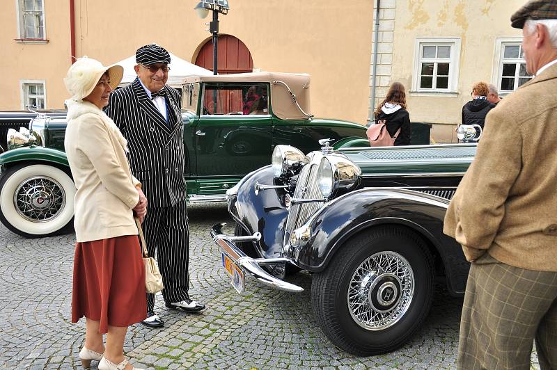 Jihem Moravy projel Pálavský Oldtimer. Předválečným veteránům mávali lidé především v Lednicko valtickém areálu.