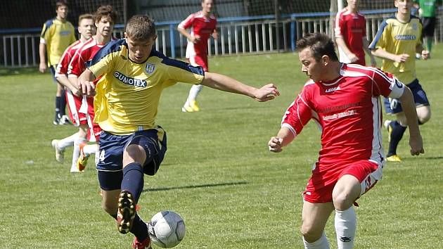 Osmnáctiletý Brazilec Silveira (ve žluté) oživil hru béčka MSK proti Dražovicím.