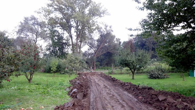 V Bulharech, kde sesouvající se svah nad řekou Dyje ohrožuje několik domů, nadále pokračují záchranné práce. Od pátku tam hasiči budují provizorní obslužnou silnici, která bude sloužit pro těžkou techniku při sanaci svahu. Místo zásahu monitorují tablety.