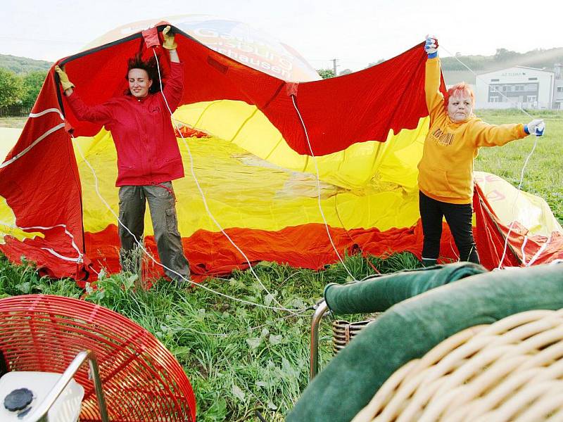 Milovice a také nebe nad Mikulovem ovládly v sobotu v podvečer nadšenci s horkovzdušnými balony.