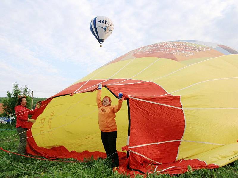 Milovice a také nebe nad Mikulovem ovládly v sobotu v podvečer nadšenci s horkovzdušnými balony.