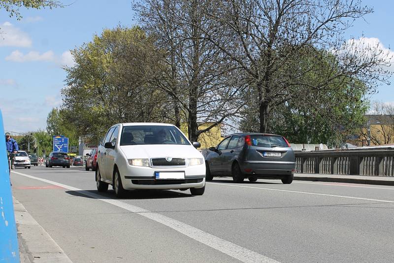 Ředitelství silnic a dálnic plánuje od 28. dubna opravu terénní nerovnosti na mostu mezi břeclavskou městskou částí Poštorná a centrem Břeclavi u prodejny Penny. Most se nachází na frekventované silnici I/55 na hlavním tahu okresním městem.