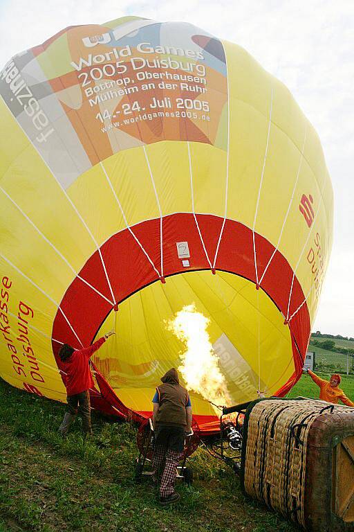 Milovice a také nebe nad Mikulovem ovládly v sobotu v podvečer nadšenci s horkovzdušnými balony.