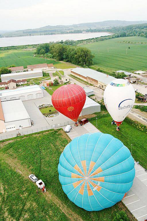 Milovice a také nebe nad Mikulovem ovládly v sobotu v podvečer nadšenci s horkovzdušnými balony.