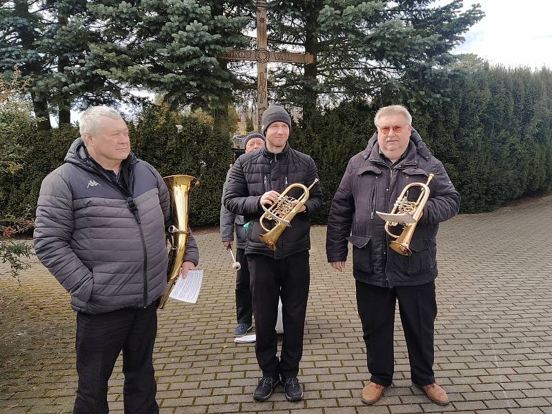 Lidoví muzikanti hrají omezeně na pohřbech i za covidu. Pavel Svoboda z Hustopečí to bere jako důstojné rozloučení se zemřelými.