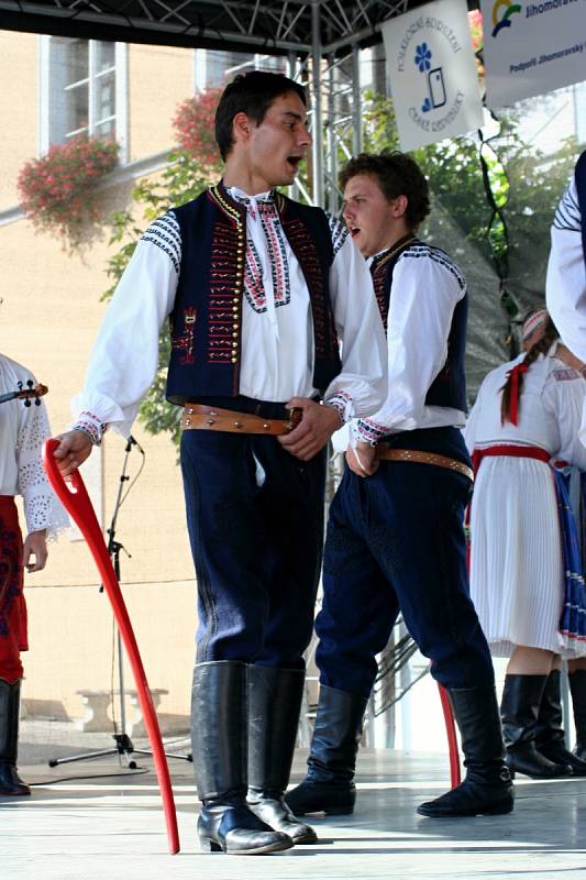 Folkloristé slavili. Soubory z České republiky a ze Slovenska roztančily Mikulov. Na festivalu Sousedé.