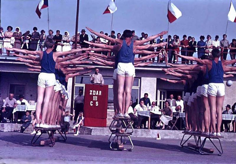 CVIČENÍ V LANŽHOTĚ. V roce 1965 předcházelo III. celostátní spartakiádě také cvičení na stadionu v Lanžhotě.