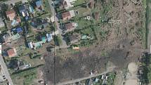 Letecké snímky zachycující pohled na obce zasažené tornádem. A to v roce 2018 před katastrofou, krátce po ní a na konci července. Na snímku Lužice.