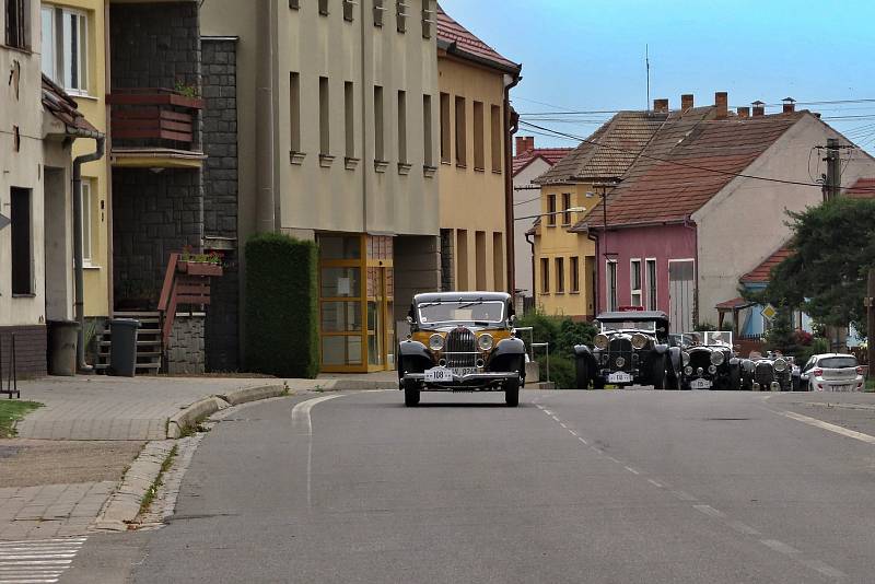 Účastníci tradiční jízdy historických automobilů 1000 mil československých projeli ve čtvrtek Lanžhotem.