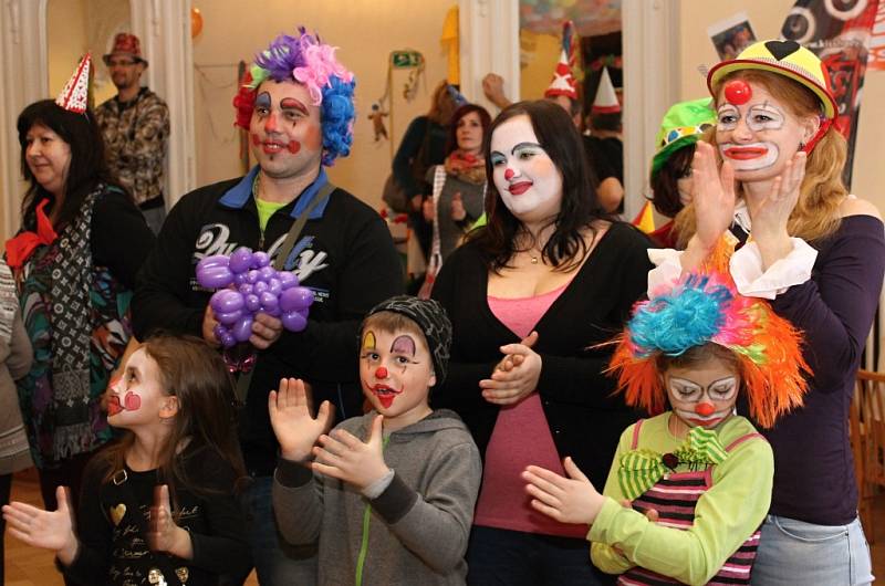 Nalíčené děti i dospělí se sešli v břeclavském Dělnickém domě. V neděli tam vytvořili český rekord v počtu klaunů na jednom místě.