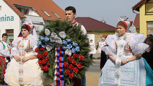 V Lanžhotě si v sobotu připomněli sedmdesáté výročí osvobození. Nechyběla ani ukázka vojenské výzbroje, polní kuchyně, kde podávali guláš, a kladení věnců k památníkům obětí druhé světové války.