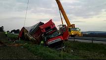 Odstraňování následků dopravní nehody dvou kamionů na D2 ve směru na Brno.