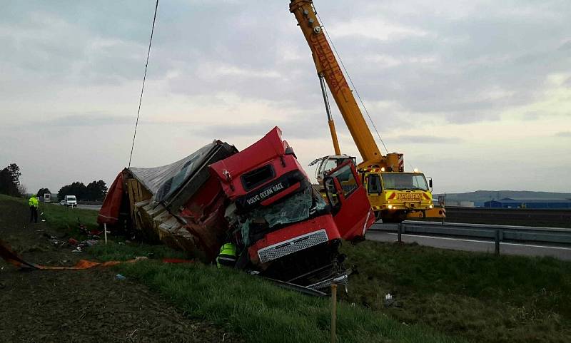 Odstraňování následků dopravní nehody dvou kamionů na D2 ve směru na Brno.