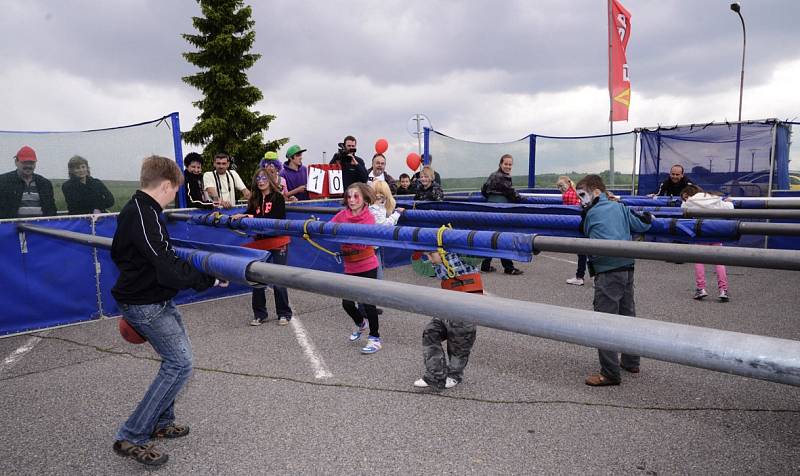 Na oslavy 20. výročí firmy Flaga svážely autobusy zdarma lidi z okolí.