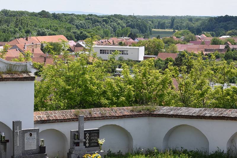 Pohled na Bulhary ze hřbitova