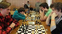 Gymnazisté z Břeclavi a školáci z Velkých Němčic a Staré Břeclavi se v ostré konkurenci 25 týmů se 106 mladými šachisty stali v břeclavském Domě školství vítězi okresního kola Přeboru škol v šachu.