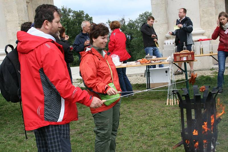 Mistrovství světa ve sbírání hroznů museli letos organizátoři z Vinných sklepů Valtice zrušit. Kvůli nedostatečné vyzrálosti hroznů. Účastníci ale přijeli i tak. U Reistny soutěžili v tahání koštýřem či přetahování lanem.