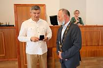 Představitelé břeclavské radnice předali dobrovolníkům za pomoc při koronaviru medaile.