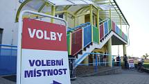 Poprvé v mateřské škole volí lidé v Moravské Nové Vsi na Břeclavsku. Budovu se podařilo opravit po tornádu, na rozdíl od té v centru městyse, kam chodili voliči dřív. Naproti školky je poničená sokolovna.
