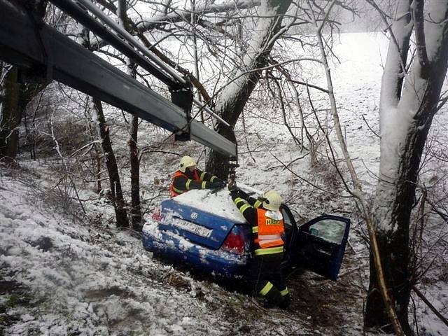 V neděli ráno vyjížděli policisté k dopravní nehodě, která se stala na silnici mezi Lednicí a Podivínem. Řidička osobního auta nezvládla řízení a narazila do stromu.