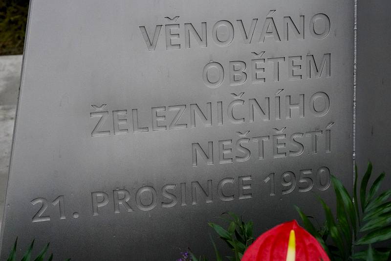 Nový památník obětem srážky vlaku a autobusu z prosince 1950 na železničním přejezdu v Podivíně na Břeclavsku. K výročí ho odhalili představitelé Velkých Bílovic a Podivína.