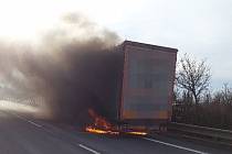 Hořet začal návěs kamionu na silnici I/52 poblíž odbočky na Horní Věstonice na Břeclavsku.
