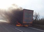 Hořet začal návěs kamionu na silnici I/52 poblíž odbočky na Horní Věstonice na Břeclavsku.