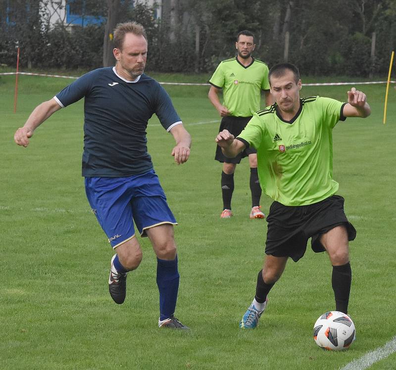 Fotbalisté Tvrdonic (v modrém) doma porazili Moravskou Novou Ves 4:3.