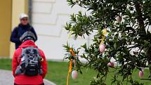 Trávník na zámku ve Valticích ozdobila velikonoční vejce, na zámecké louce se uskutečnil rokokový piknik.