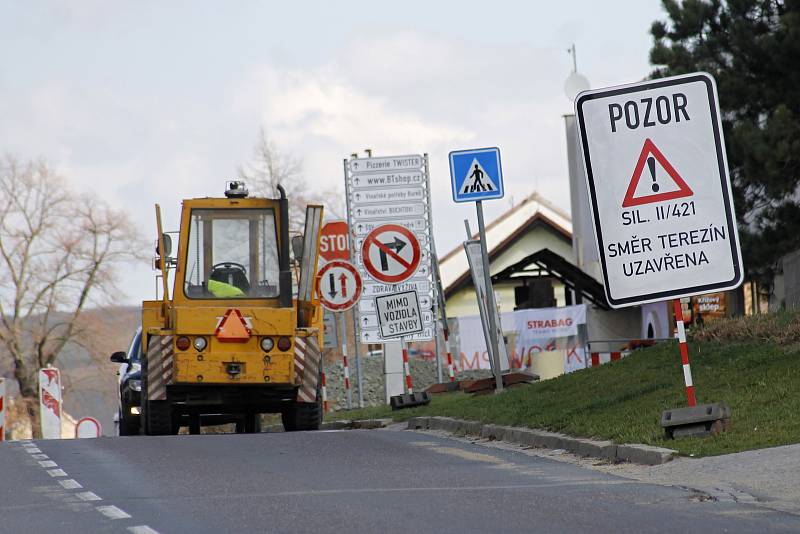 Ve Velkých Pavlovicích pokračují opravy silnice na hlavním tahu. Ve městě je několik uzavírek.