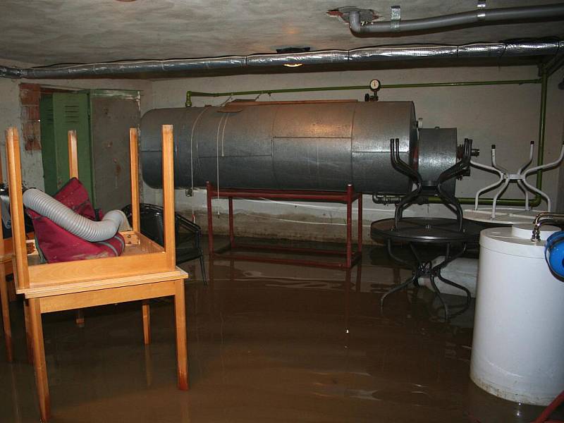 Voda zaplavila v Moravské Nové Vsi také sklepy.