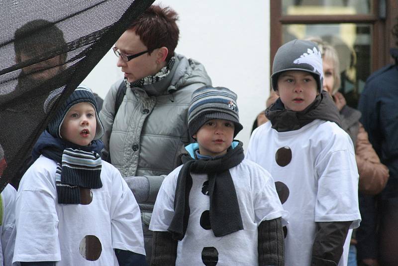 Herečka a zpěvačka Yvetta Blanarovičová v sobotu pobavila poměrně zaplněné mikulovské Náměstí. Vánoce pod radnicí nalákaly návštěvníky i na vystoupení dětí, živý betlém, jarmark a horké nápoje.