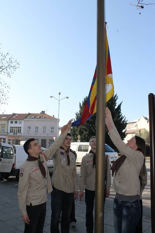 Skauti a skautky z břeclavského střediska Svatopluk v pondělí ráno vyvěsili tibetskou vlajku na stožár před radnicí. Ještě předtím se v centru města o kousek dál objevila i vlajka Číny. Na budově jedné z tamních realitních kanceláří visí poněkolikáté. 