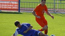 Ledničtí fotbalisté (v oranžovém) se s fanoušky rozloučili stylově. Výhrou 6:0.